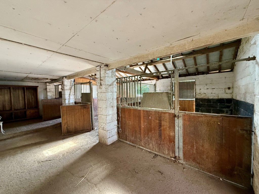 Lot: 80 - EQUESTRIAN FACILITY - INDOOR MANÈGE, STABLES, PADDOCKS AND ACCOMMODATION - Stables adjacent to horse wash area